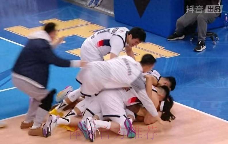 绝杀北京队!山东应该感谢一人,是他成全谢智杰,功劳不逊珀赛尔 绝杀北京队!山东应该感谢一人,是他成全谢智杰,功劳不逊珀赛尔